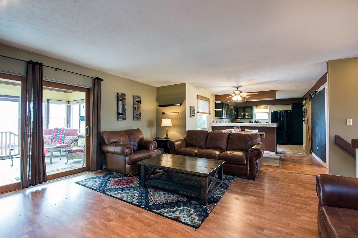 Foto principal - 9244 Johnstown Utica Rd