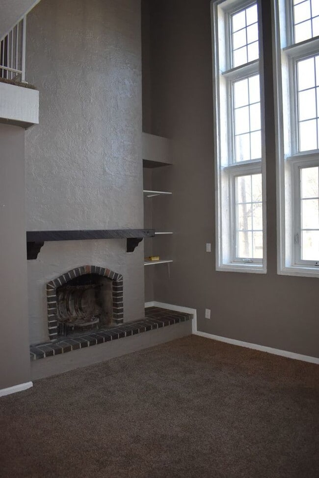 Building Photo - Nice 2 bedroom 2 story condo near Plaza!