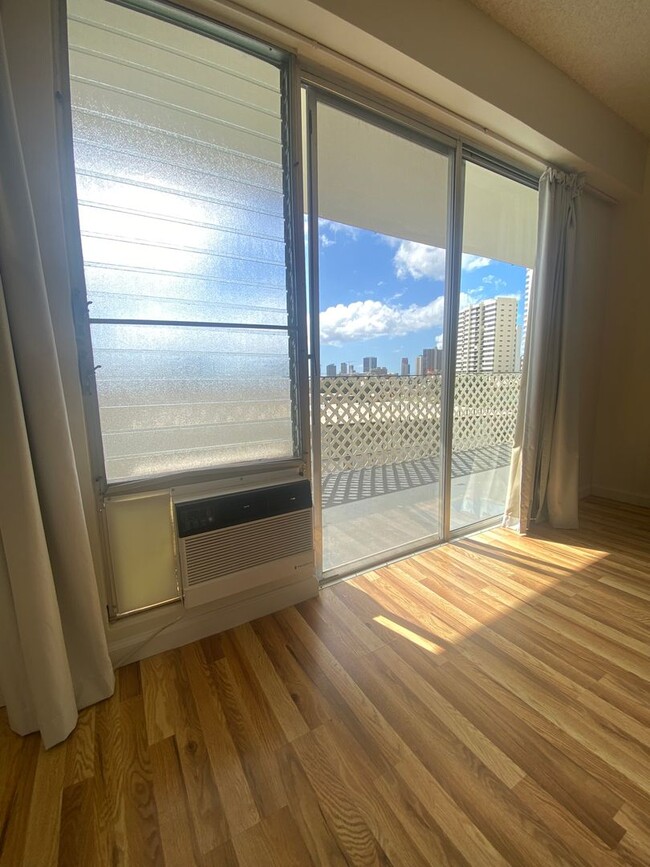 Foto del edificio - 2 bed, 1 bath, located on 4th floor. Inclu...