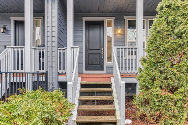 Building Photo - Beautiful Home With Balcony and Great Location!