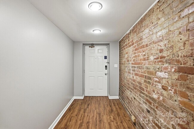 Foto del edificio - 229 N Poplar St