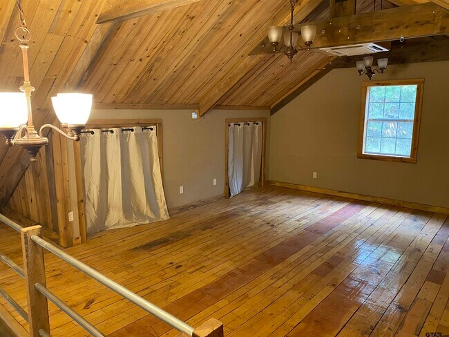 Building Photo - 245 Community Ln