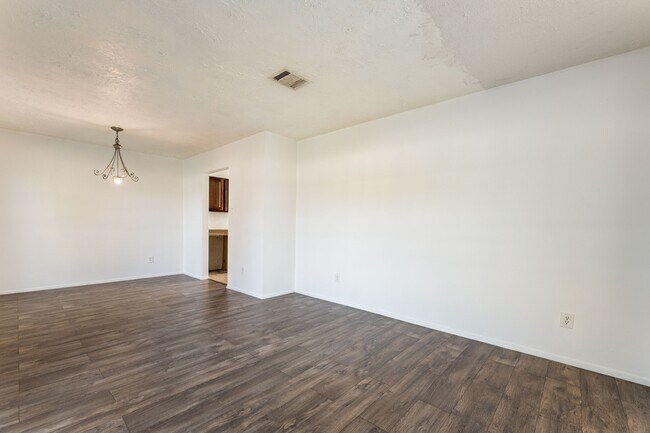 Foto del edificio - 15235 Heron Park Dr