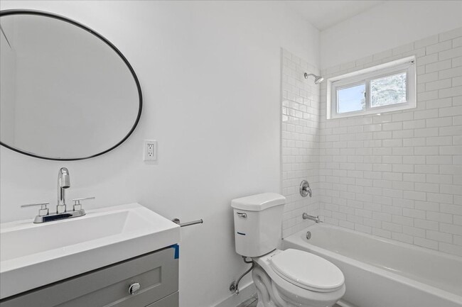 Building Photo - 640 Collins St