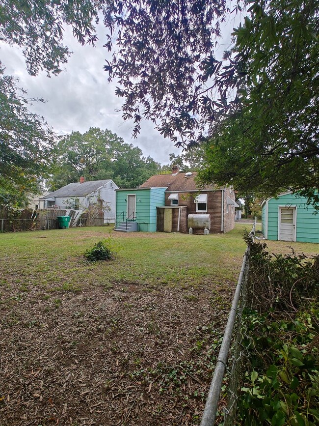 Foto del edificio - 2 bedroom home with fenced in rear yard