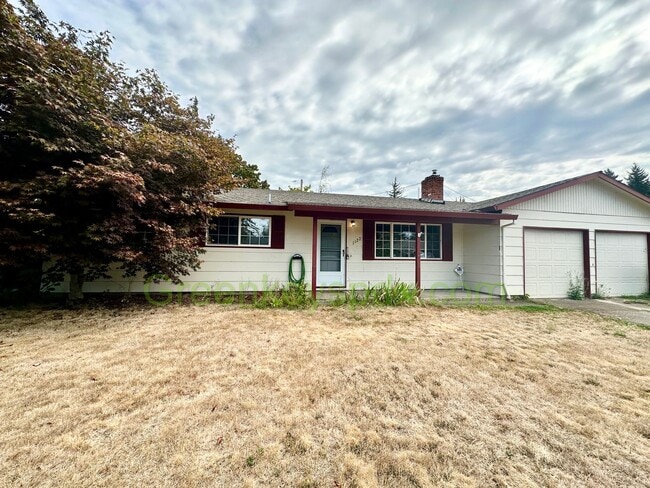 Foto del edificio - 3-Bedroom House on Large Lot in North Cent...