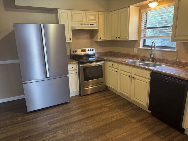 Building Photo - 708 N 12th Pl