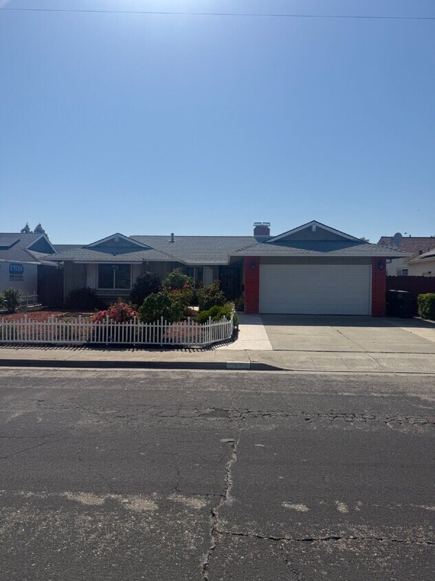Foto principal - Charming 4 bedrooms and 2 full bathrooms L...