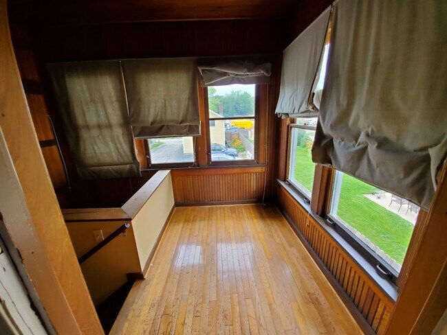 Apartment Landing - 113 N Batavia Ave