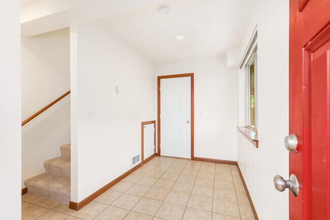 Foto del edificio - South Seattle 2 Bedroom 1.5 Bath Townhouse - 1 Car Garage