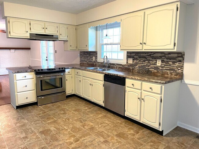 Foto del edificio - 3 Bedroom Home in Fishers with Bonus Room!