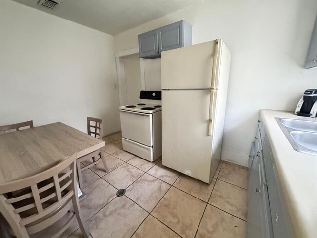 Building Photo - 728 Columbia St