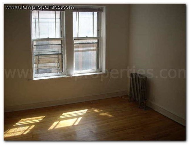 Foto del edificio - 2237 N Bissell St