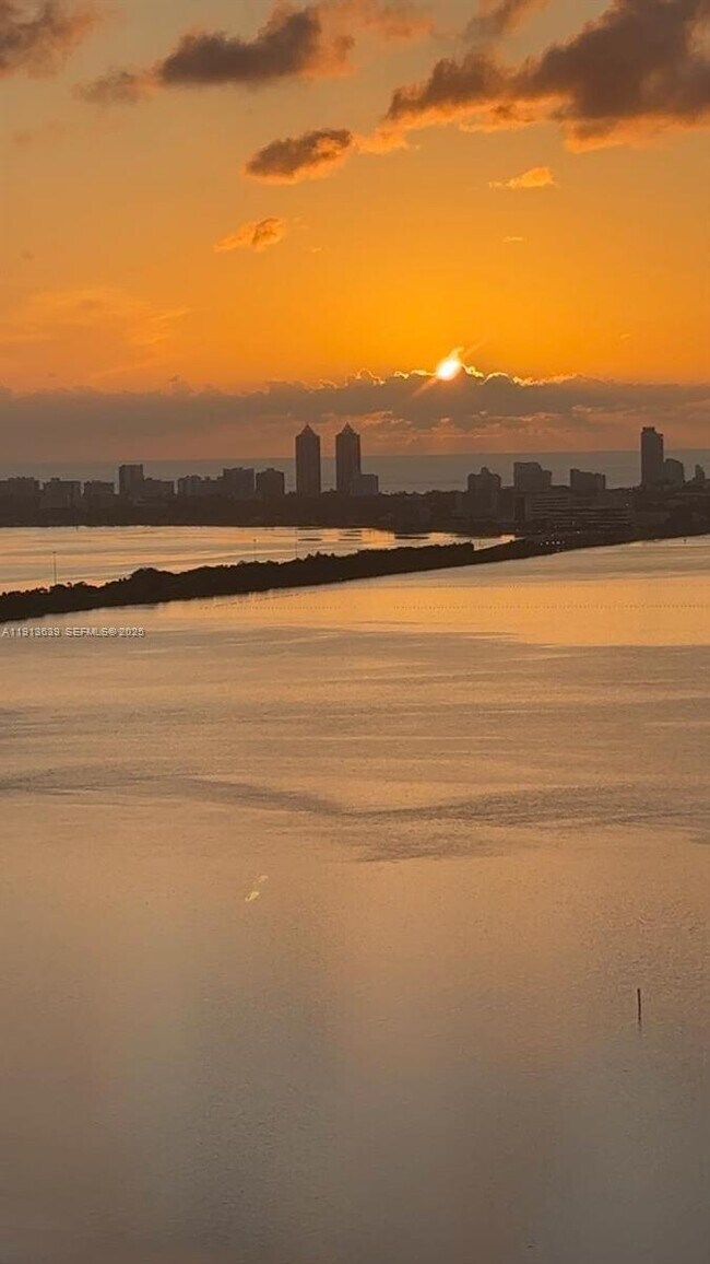 Foto del edificio - 700 NE 24th St