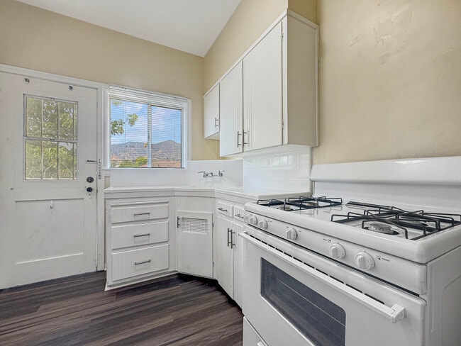 Kitchen - 803 W Glenoaks Blvd