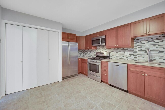Building Photo - 57 Linwood Ave