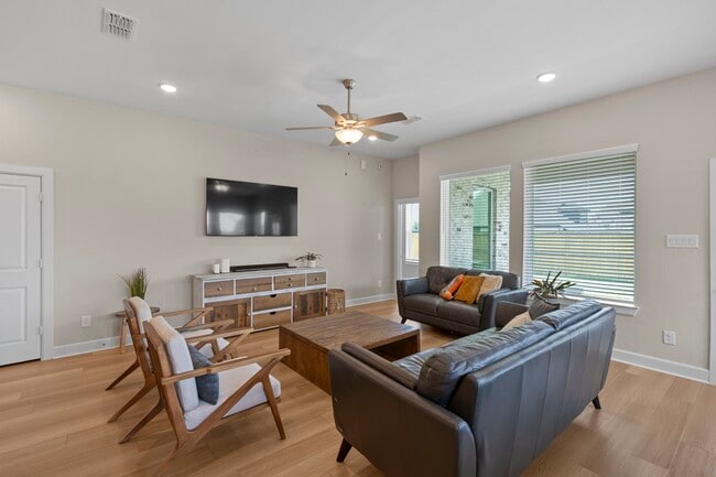 Building Photo - 7214 Oak Grv Trl