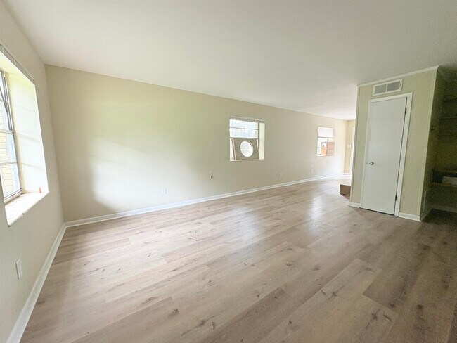 Foto del edificio - 828 Ingleside Ave