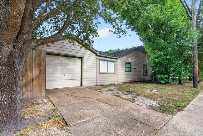Building Photo - 5418 Grand Lake St