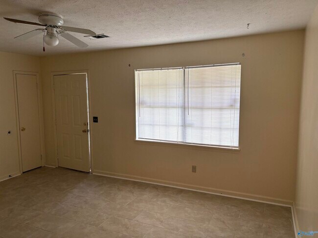 Foto del edificio - 6204 Menifee Dr NW