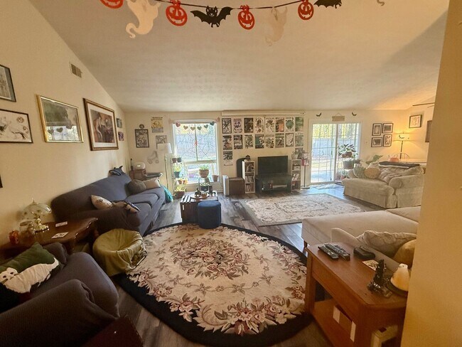 Foto del edificio - Eastside Home in Quiet Neighborhood