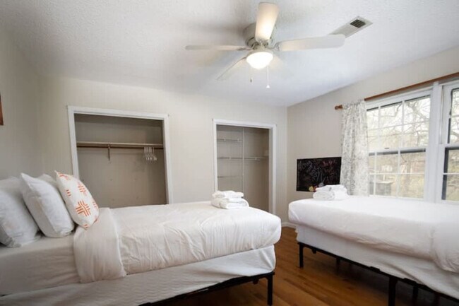 Foto del edificio - 3309 Hillcrest Ln