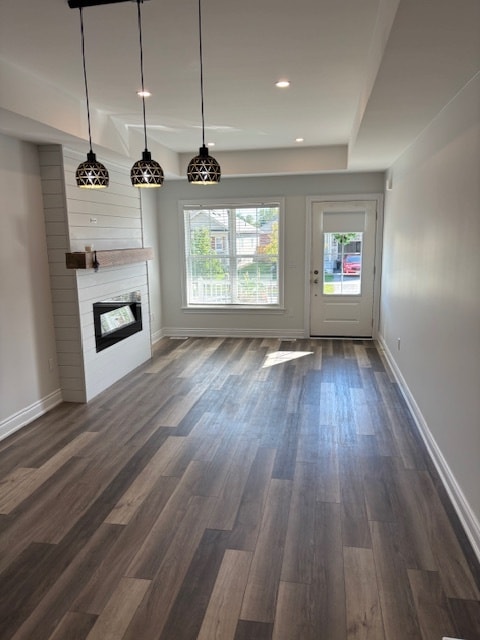 Front entrance / sitting area with Fireplace - 519 Hayward St