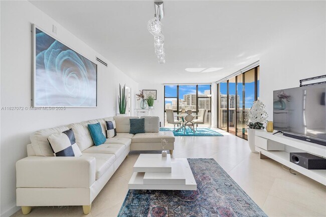 Foto del edificio - 3675 N Country Club Dr