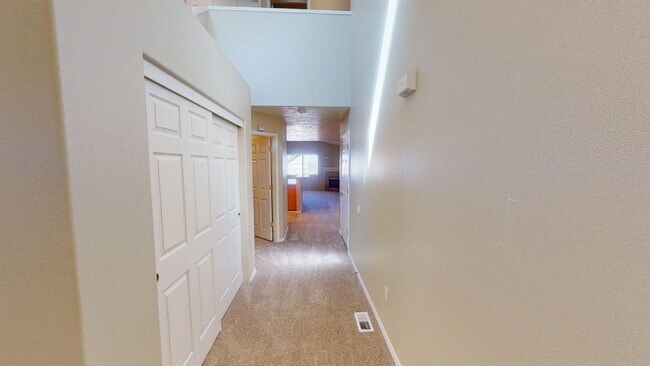 Foto del edificio - Updated Two Level Home in Sandy with Backyard. Pet Friendly