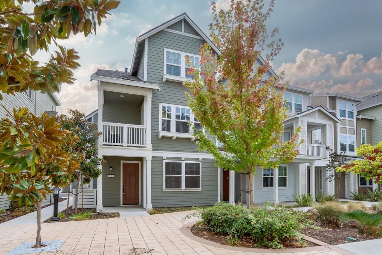 Primary Photo - 141 Orbit Wy