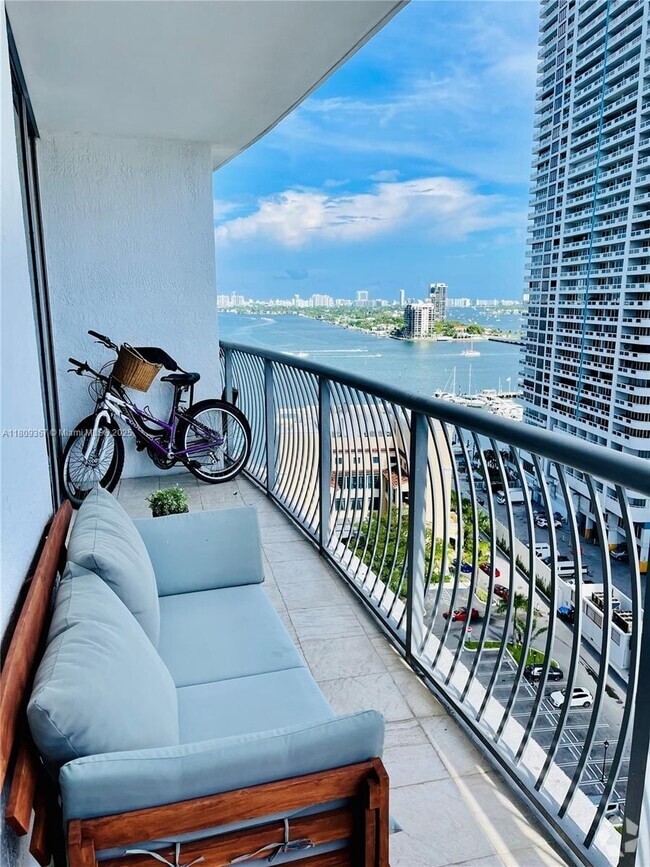 Building Photo - 1750 N Bayshore Dr