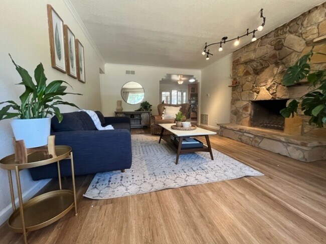 Building Photo - Bright, airy, and nicely laid out 4 Bedroo...