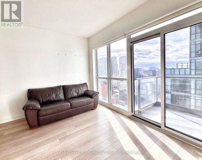 Building Photo - 210 Simcoe St