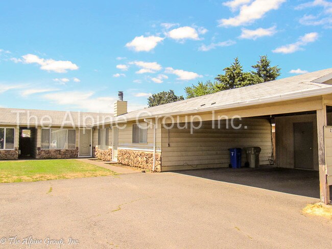Building Photo - Cute duplex, W/S/T included with rent!