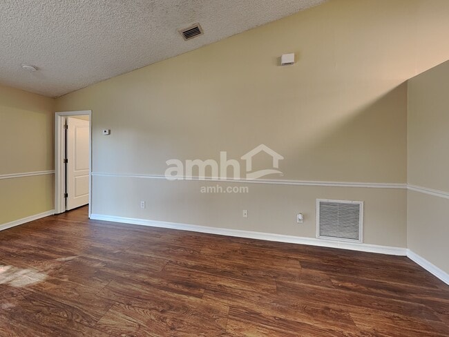 Building Photo - 632 Delmonico St NE