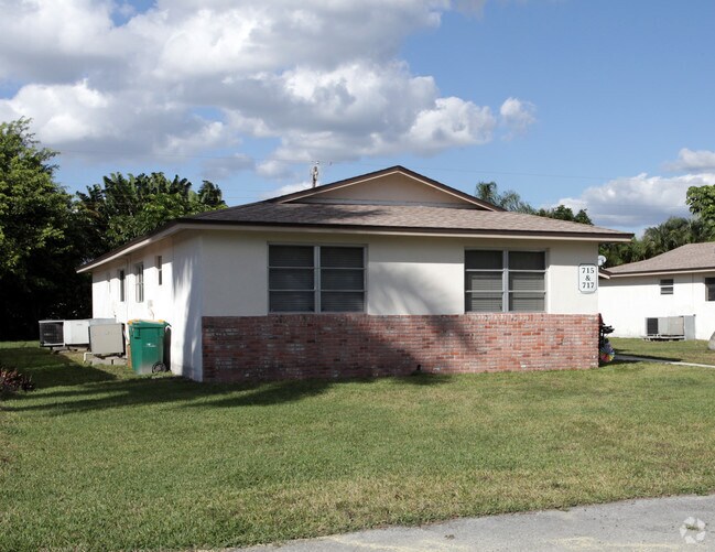 Building Photo - 715-725 N 94th Ave