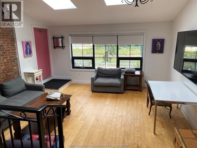 Building Photo - 199 King St W