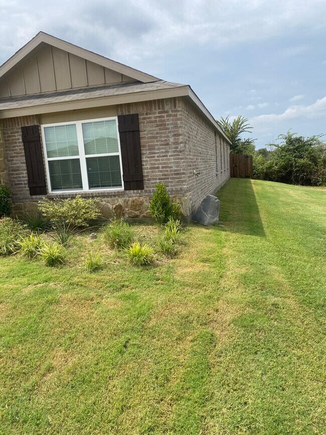 Vista lateral derecha de la casa - 1708 Village Creek Ln