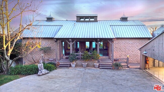 Foto del edificio - 3020 Corral Canyon Rd