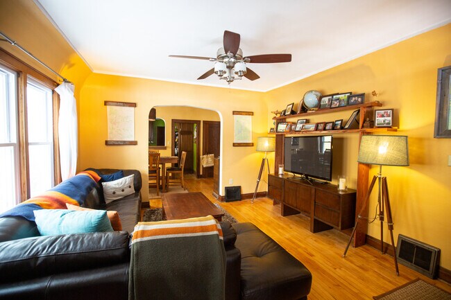 Furnished but no TV - 1934 E Mifflin St
