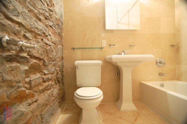 Foto del edificio - 340 E 18th St