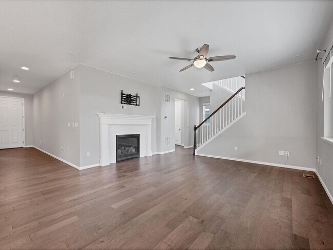 Foto del edificio - Beautiful 4 Bedroom Home with Attached Gar...