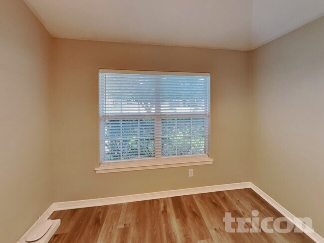 Foto del edificio - 715 Pequin Rd