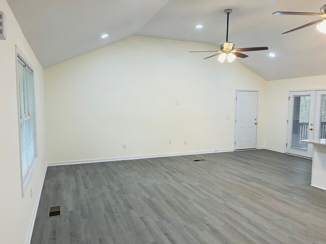 Building Photo - Completely renovated, 5 bedroom 3 bath hom...