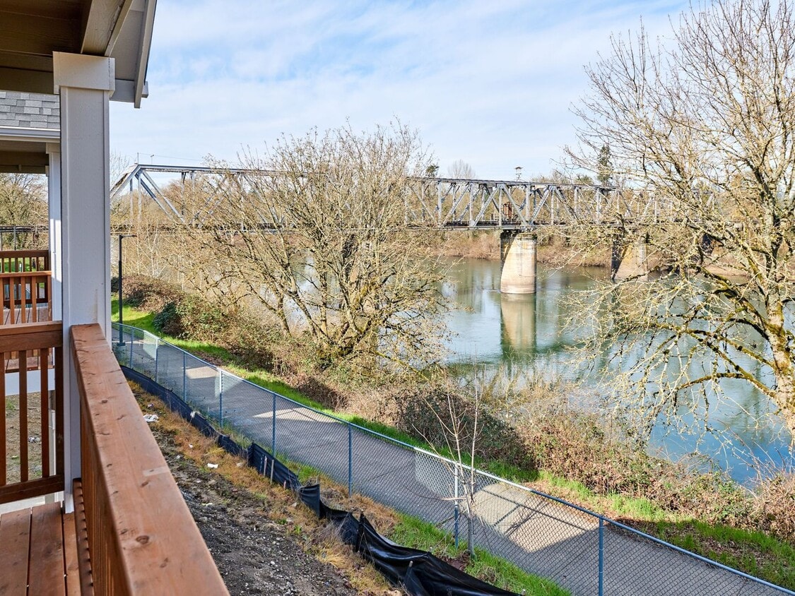 Primary Photo - LIVE ON THE WILLAMETTE RIVER