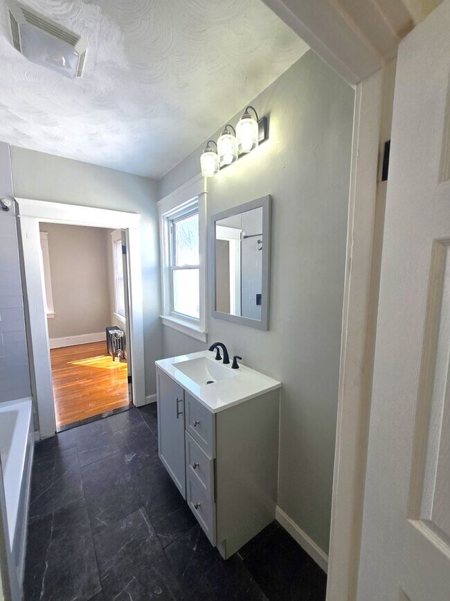 Foto del edificio - 98 Bradley St