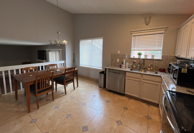 Foto del edificio - Beautifully Remodeled 5-Bedroom Home with ...