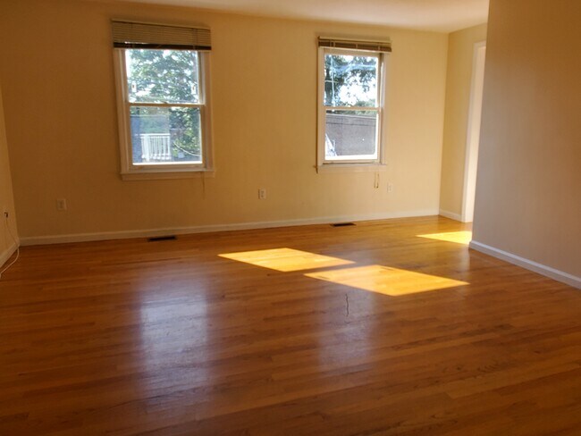 Building Photo - 118 Montclair Ave