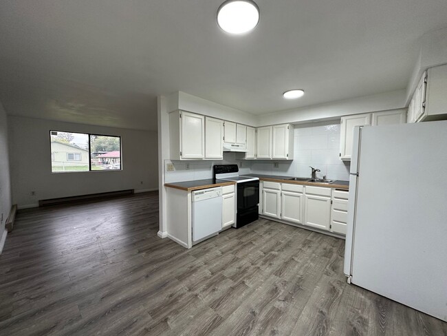 Building Photo - L996