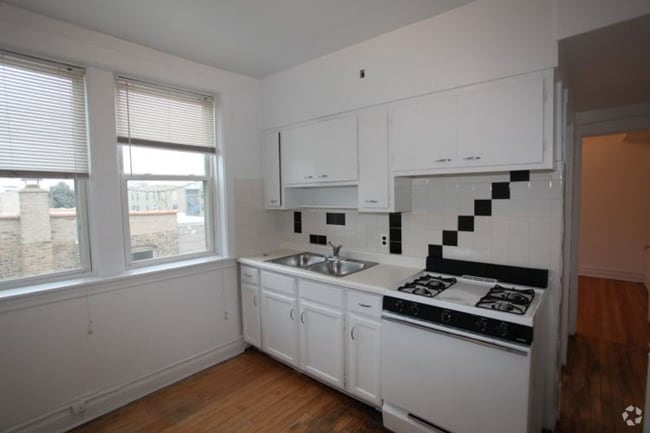 Building Photo - 3052 W Berteau Ave